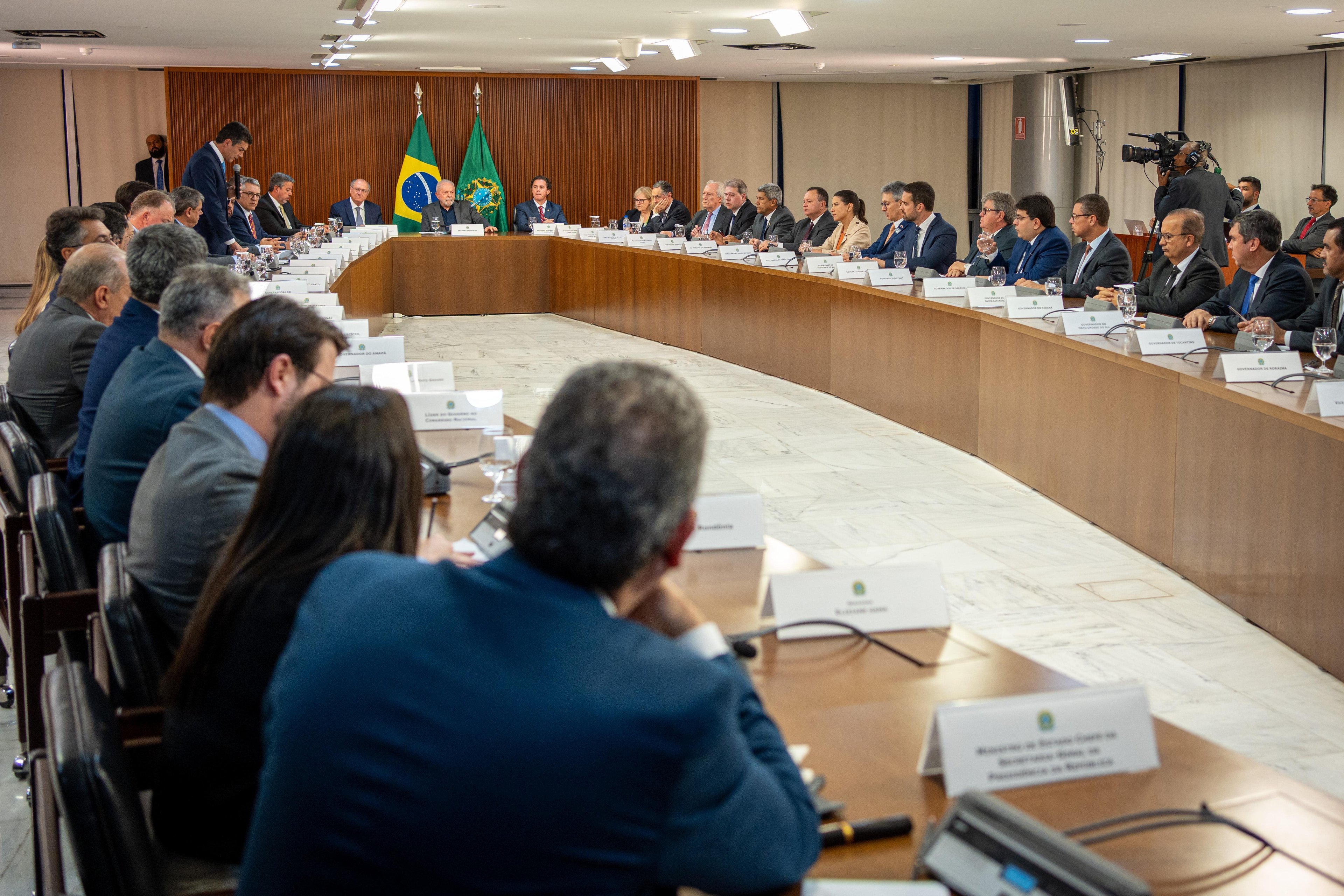 No final da tarde de segunda-feira, governadores e Chefes de Poderes se reuniram no Pal&aacute;cio do Planalto