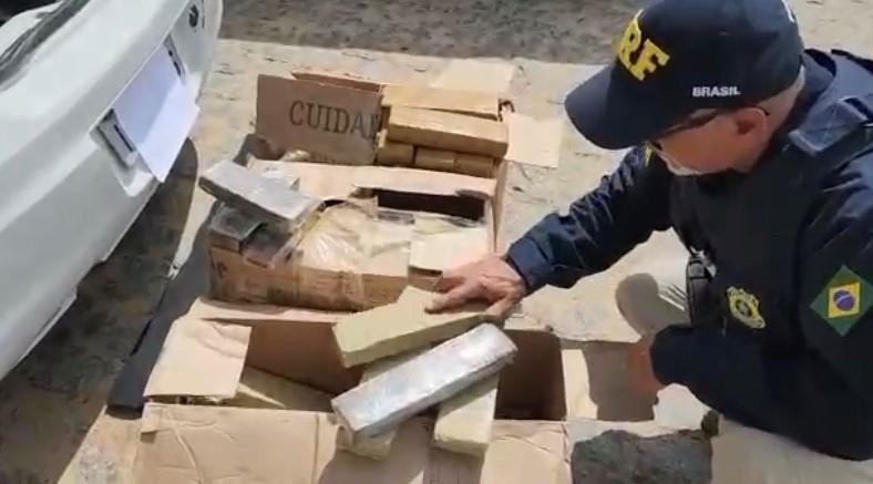 Droga estava armazenada em caixas de papel&atilde;o no porta-malas do ve&iacute;culo