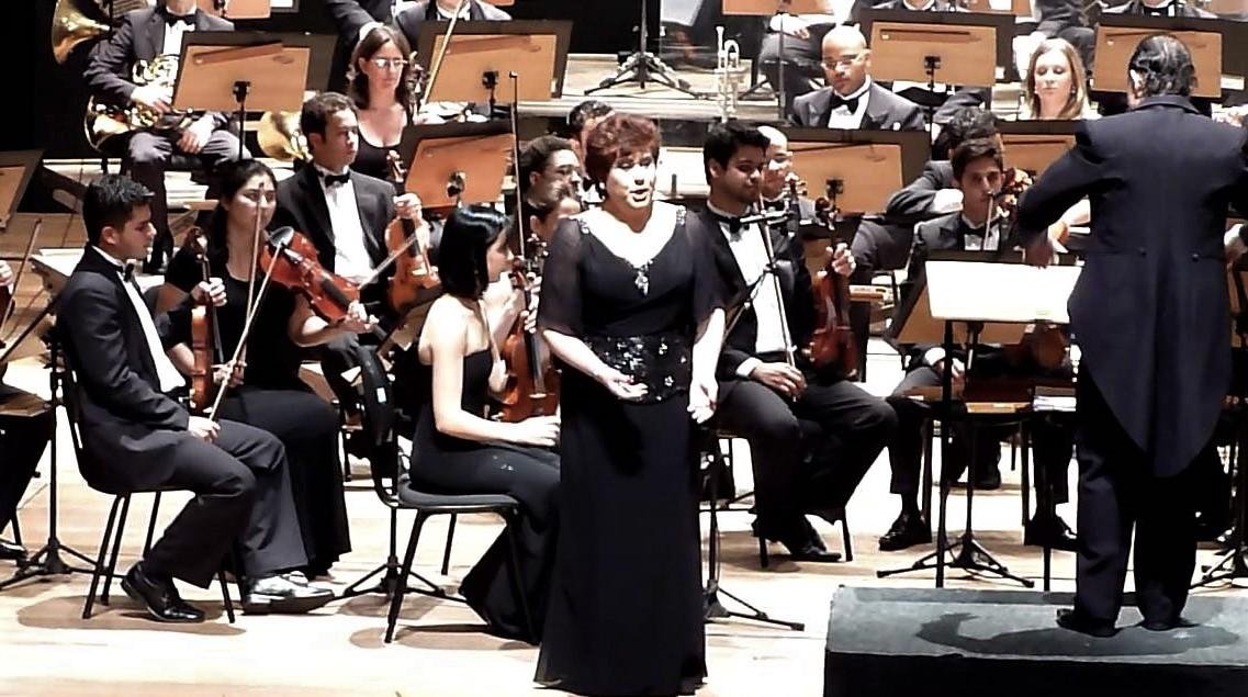 Laura de Souza, imagem da cantora em concerto no Theatro S&atilde;o Pedro, em 2011