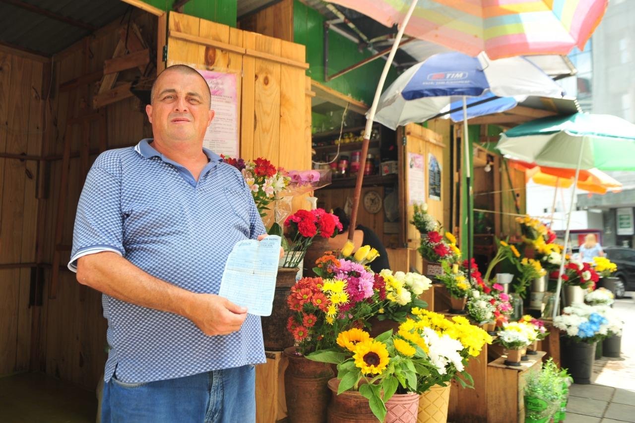 Carlos Humberto, da 3&ordf; gera&ccedil;&atilde;o de floristas, gastou mais de R$ 5 mil com sua estrutura