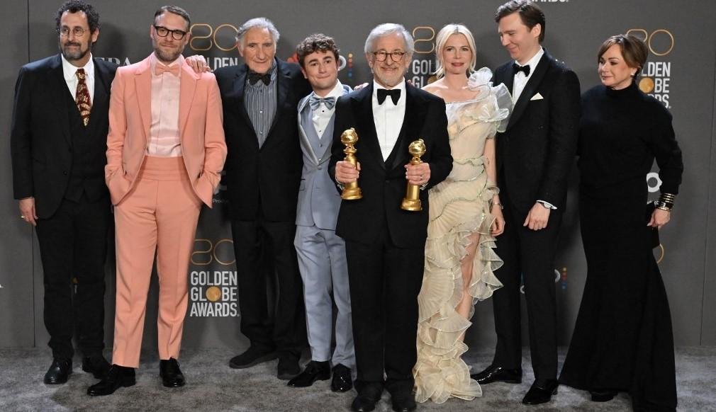 Steven Spielberg com elenco e equipe de seu filme, "Os Fabelmans"