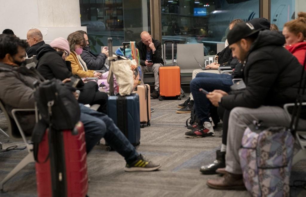 Passageiros enfrentaram uma manh&atilde; de caos nos aeroportos, ap&oacute;s uma falha de sistema afetar voos em todo o territ&oacute;rio americano