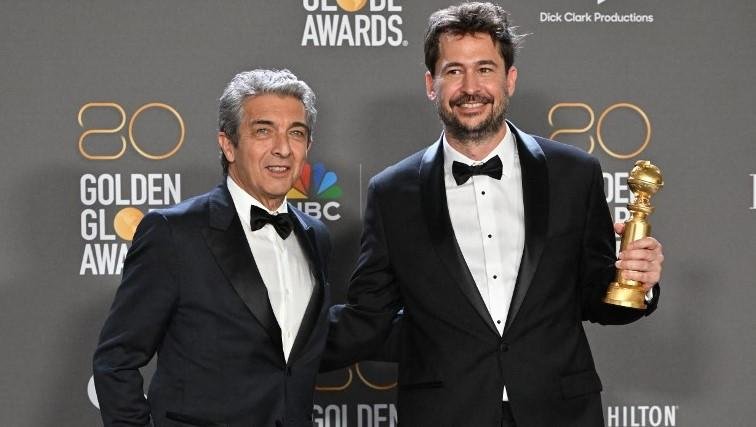 O ator Ricardo Dar&iacute;n e o diretor Santiago Mitre em noite de premia&ccedil;&atilde;o