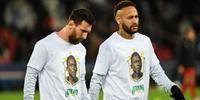 Messi e Neymar com camisas em homenagem a Pelé