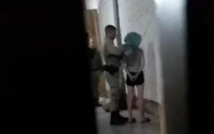 Policiais colocaram saco pl&aacute;stico na cabe&ccedil;a das v&iacute;timas