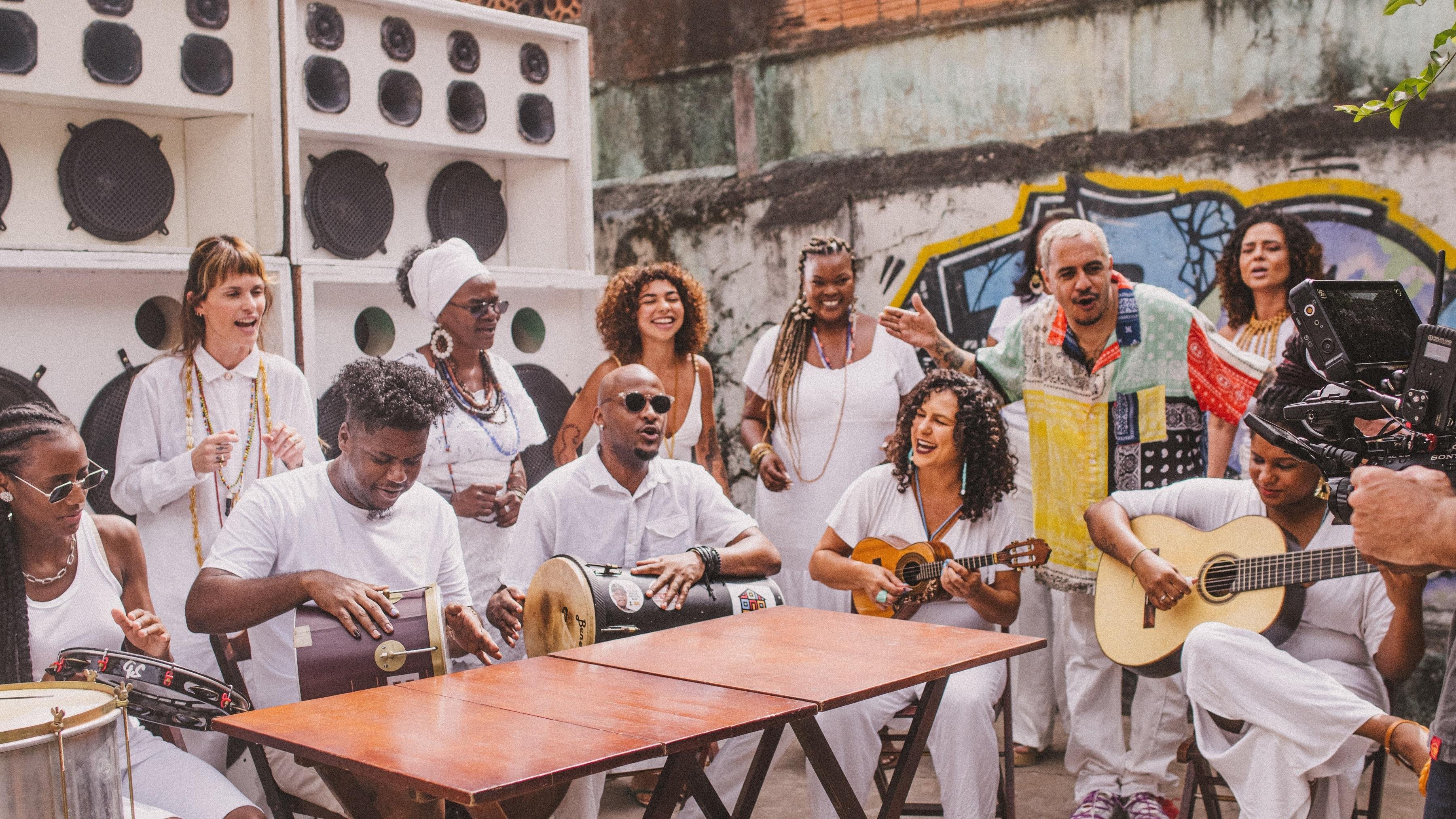 Marcelo D2 entoa o entendimento de que tudo que &eacute; ancestral &eacute; contempor&acirc;neo
