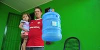 Diante do problema, Jorge Paulo Ávila Nunes recorreu a galões para fornecer água à afilhada Alice