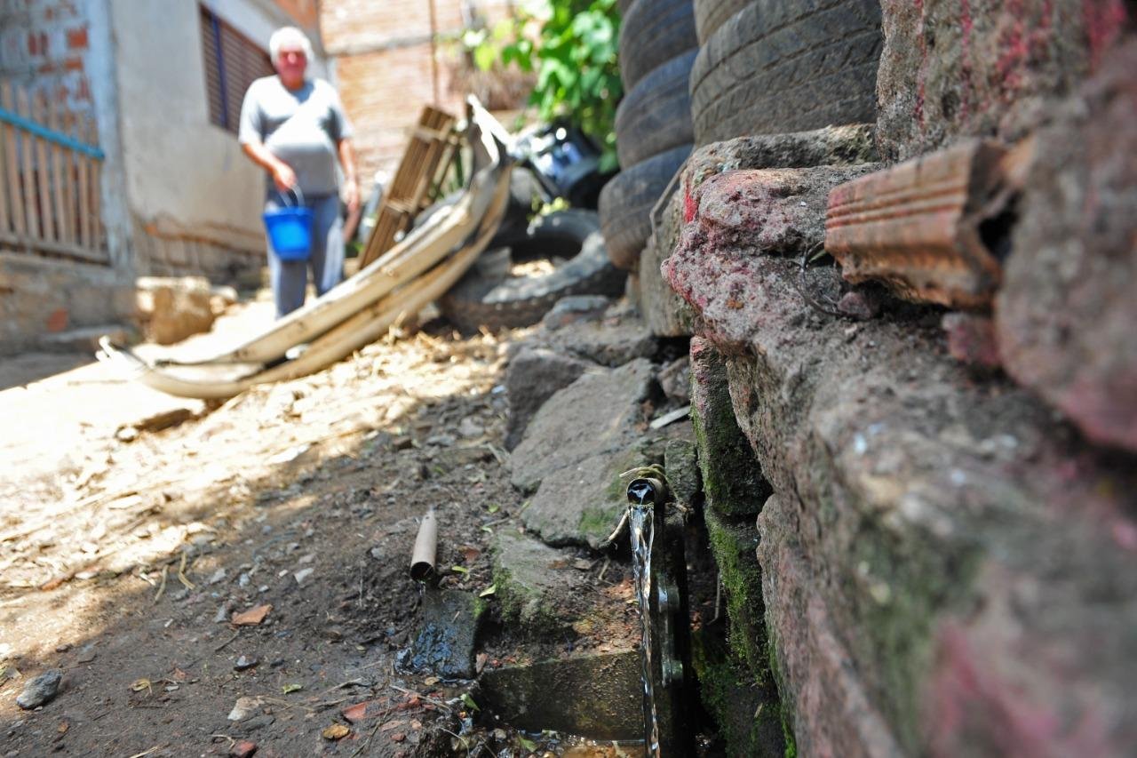 Pequeno curso d&acute;&aacute;gua corre por entre as pedras no bairro S&atilde;o Jos&eacute;, por&eacute;m &oacute;rg&atilde;o n&atilde;o recomenda seu uso