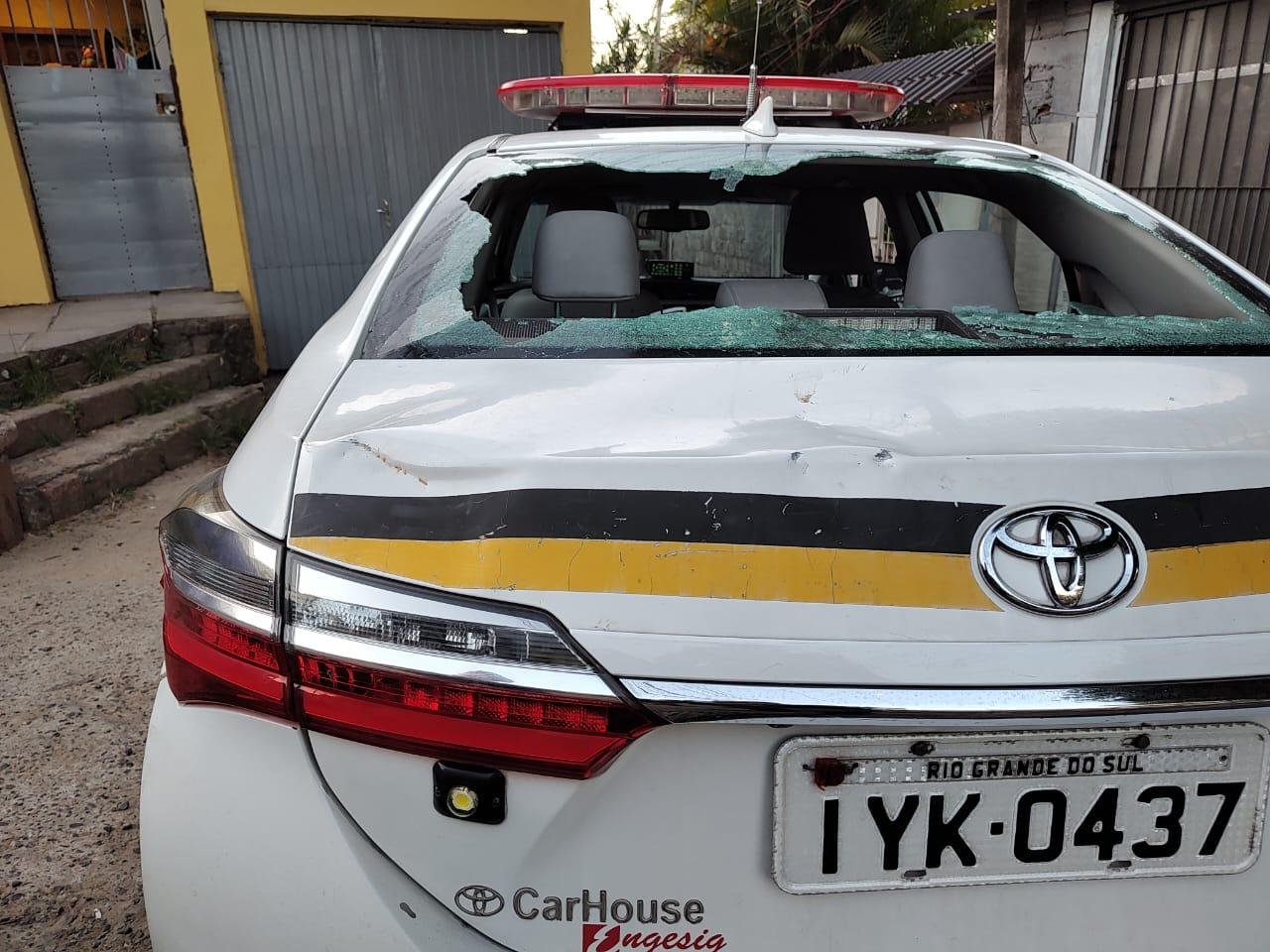 Suspeitos arremessaram pedras contra a viatura da BM