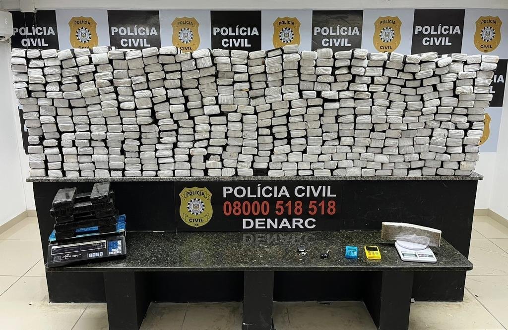 Policiais da 3&ordf; Delegacia de Investiga&ccedil;&atilde;o do Narcotr&aacute;fico (DIN/Denarc) prenderam tr&ecirc;s pessoas em flagrante
