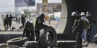 Policiais desbloqueiam rodovia Pan-Americano, em La Joya