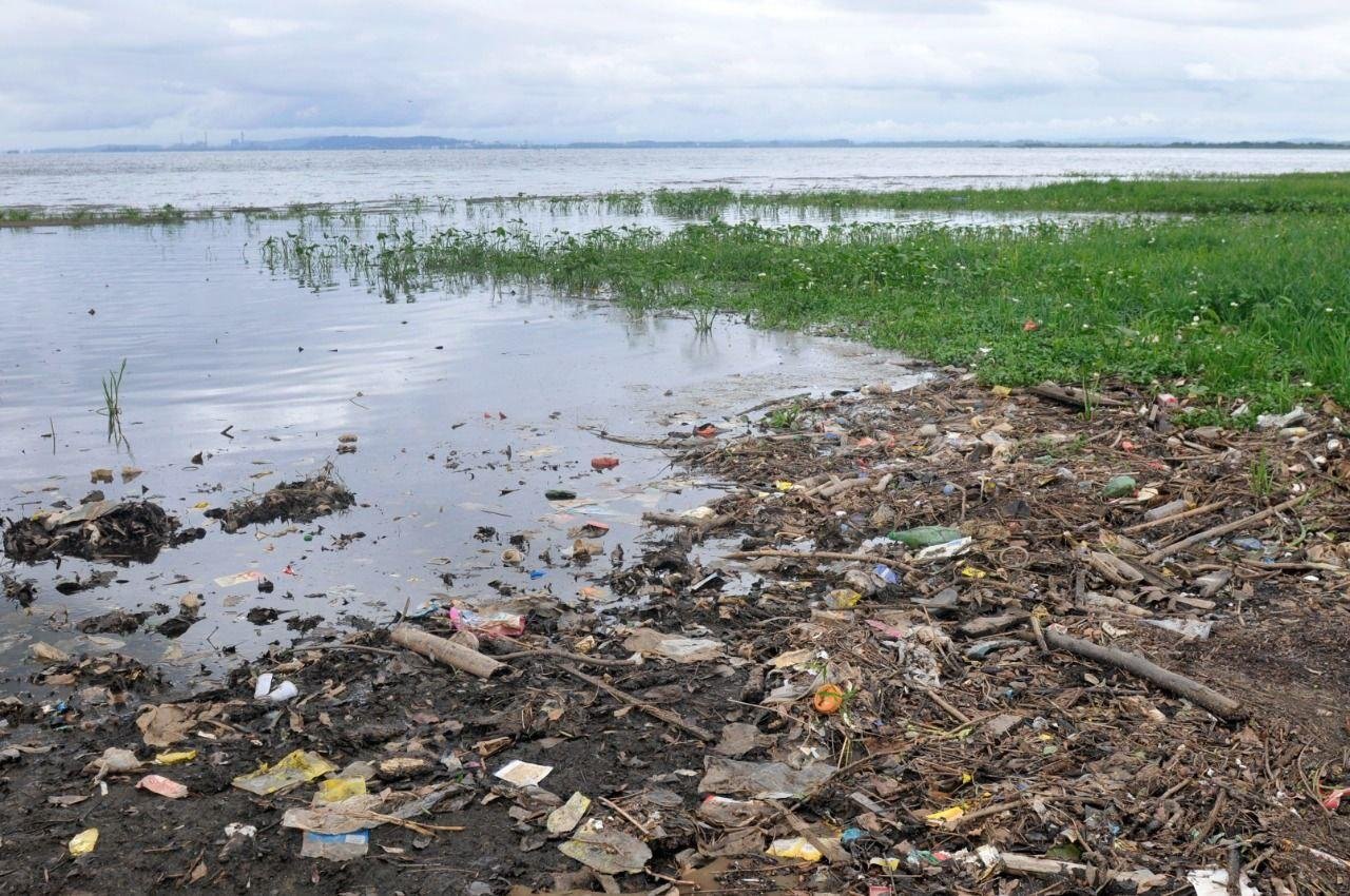 Al&eacute;m da falta de &aacute;gua, Gua&iacute;ba sofre com excesso de lixo acumulado em alguns pontos