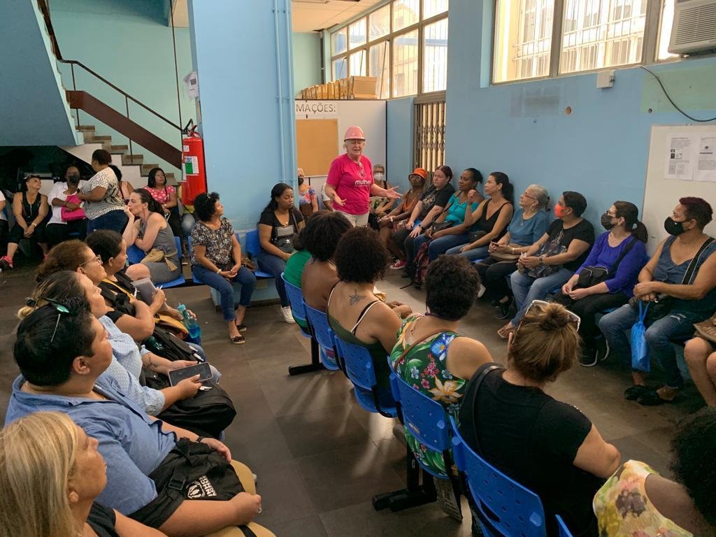 Mulheres, dirigidas por Bia (de blusa rosa), lotaram o Sine Municipal de Porto Alegre na manh&atilde; desta segunda