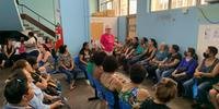 Mulheres, dirigidas por Bia (de blusa rosa), lotaram o Sine Municipal de Porto Alegre na manhã desta segunda