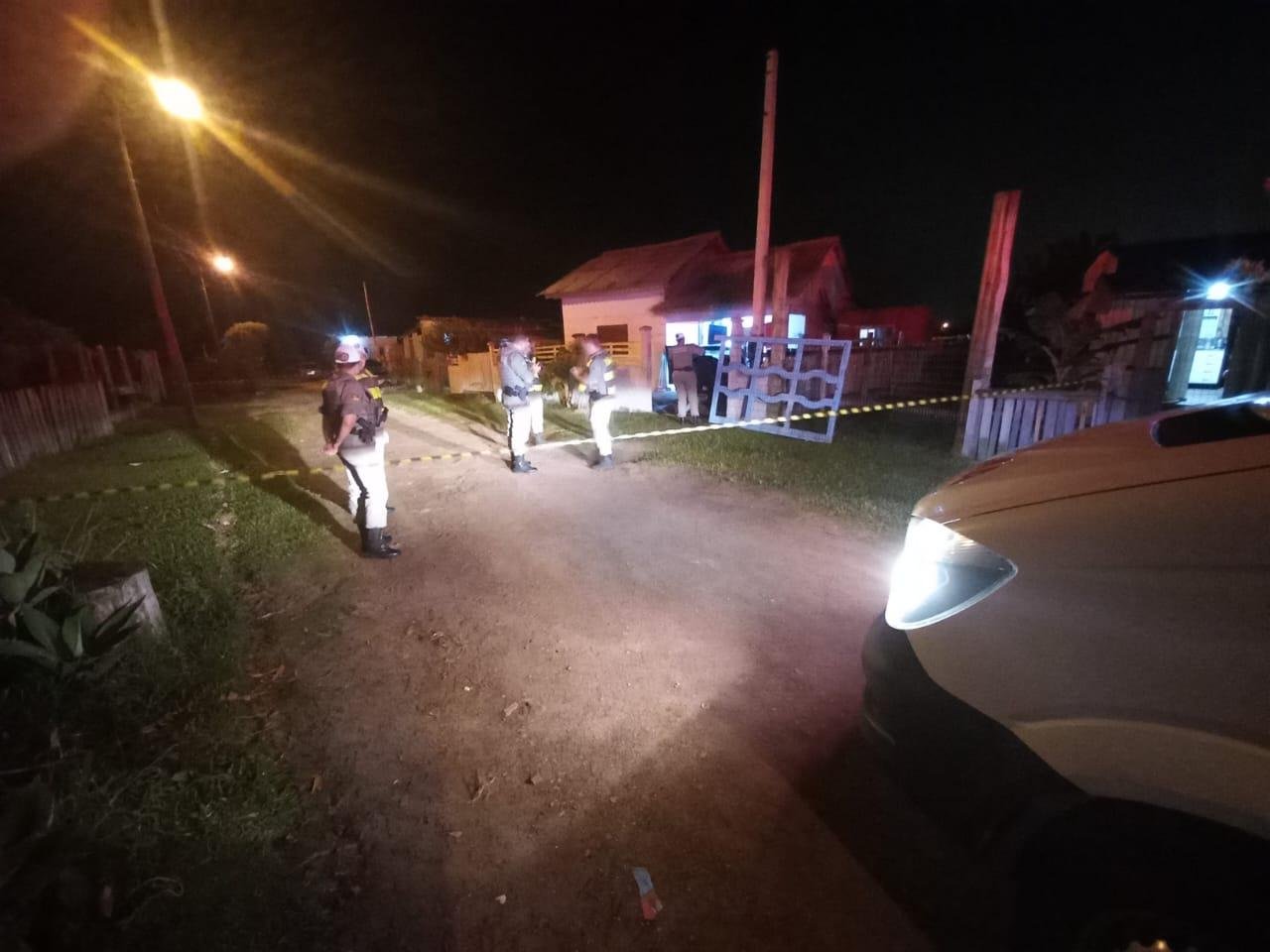 Em Imb&eacute;, a Pol&iacute;cia isolou o local onde duas pessoas foram executadas