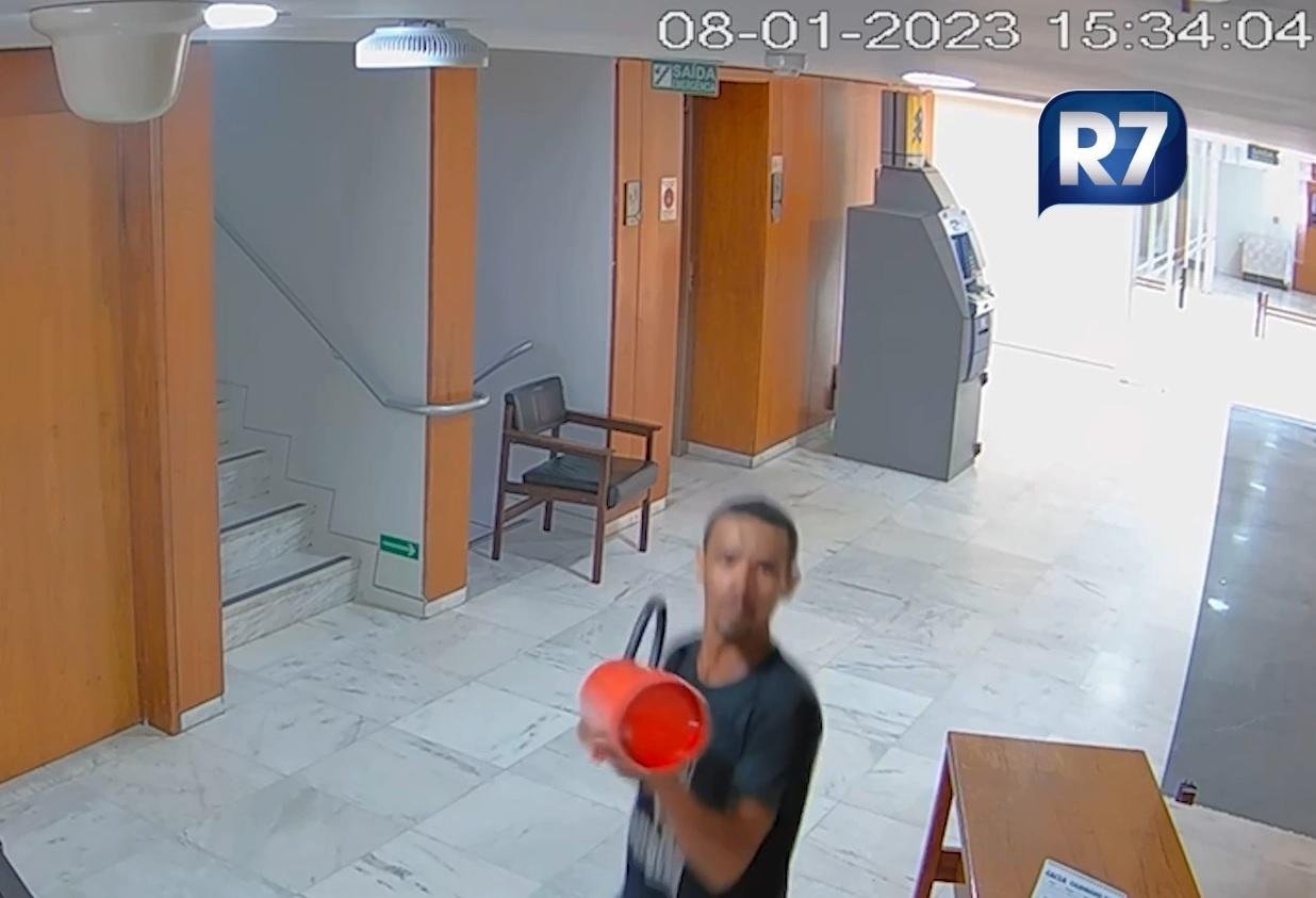 Extremista quebrou o rel&oacute;gio de Balthazar Martinot