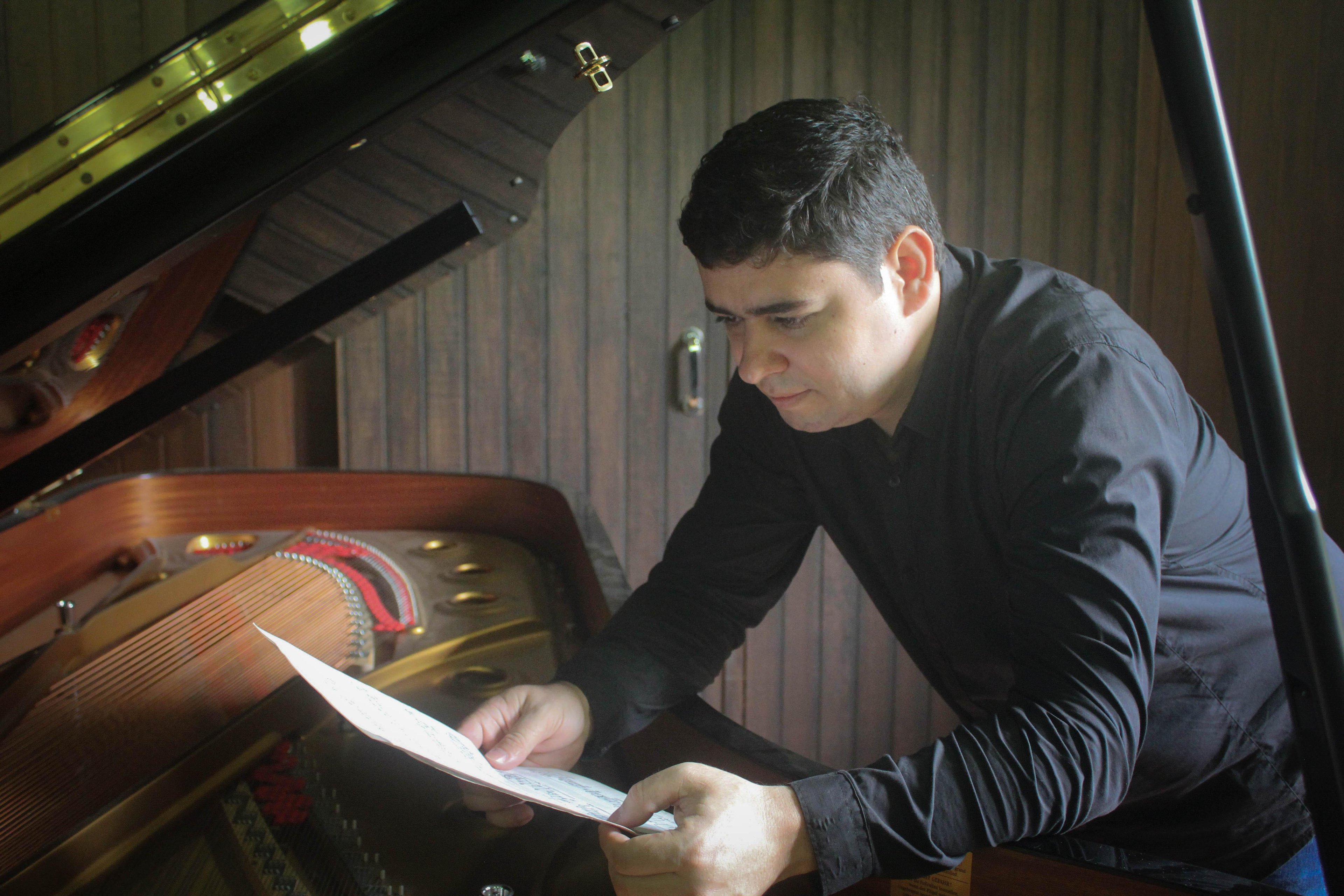 Lucas Pigari ganhou com  a composi&ccedil;&atilde;o &ldquo;Mas sei que de alma em alma andas perdido&rdquo;, baseada no poema &ldquo;De Alma em Alma&rdquo;, de Jo&atilde;o da Cruz e Sousa