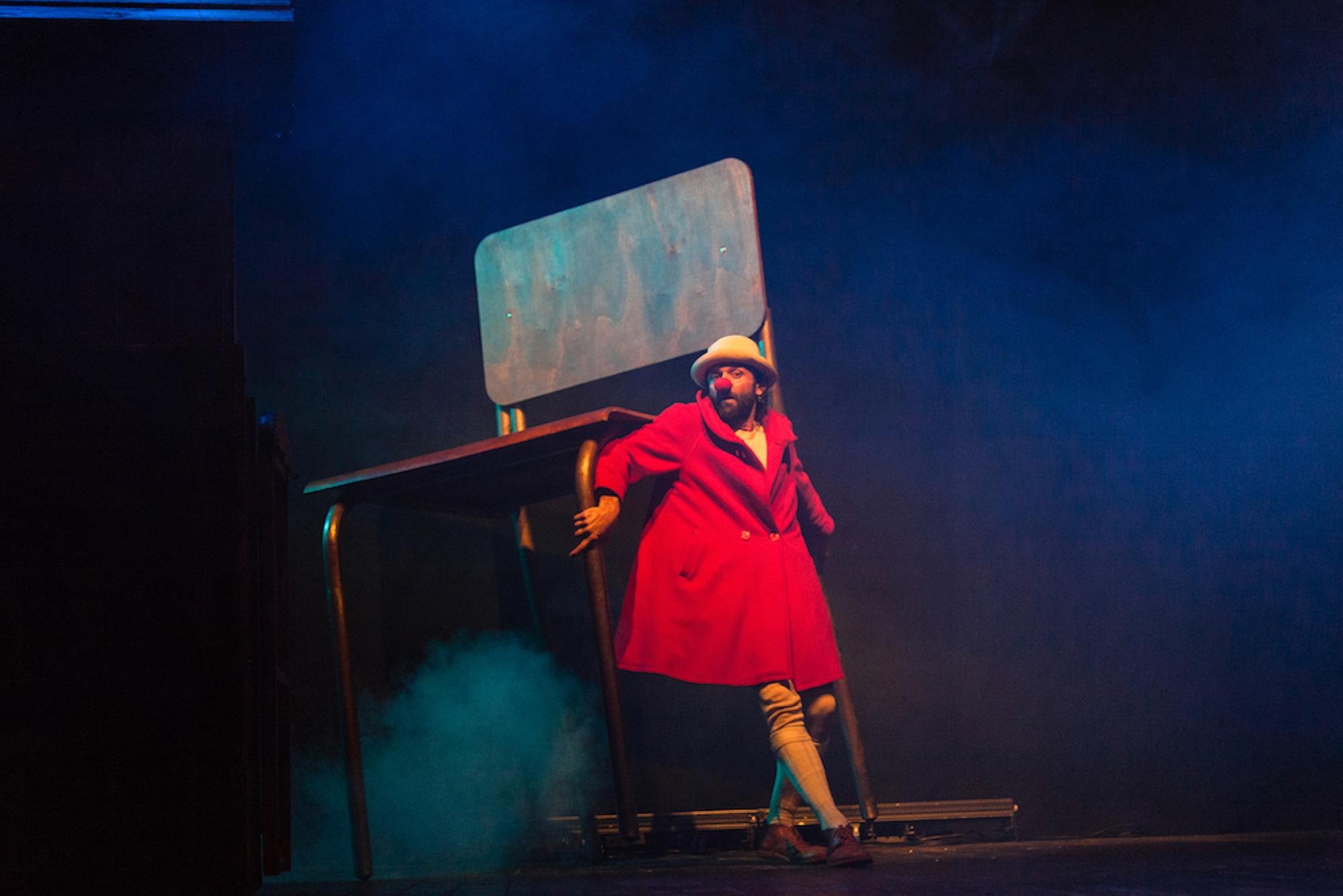 A com&eacute;dia &eacute; escrita, dirigida e interpretada por Andr&eacute; Casaca, artista brasileiro refer&ecirc;ncia em teatro f&iacute;sico e clown