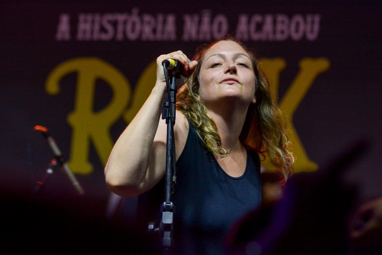 J&uacute;lia Barth completou 16 anos como vocalista da cl&aacute;ssica banda Punk Ga&uacute;cha
