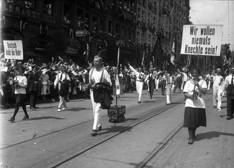 Protesto de alem&atilde;es contra a ocupa&ccedil;&atilde;o da regi&atilde;o de Ruhr.