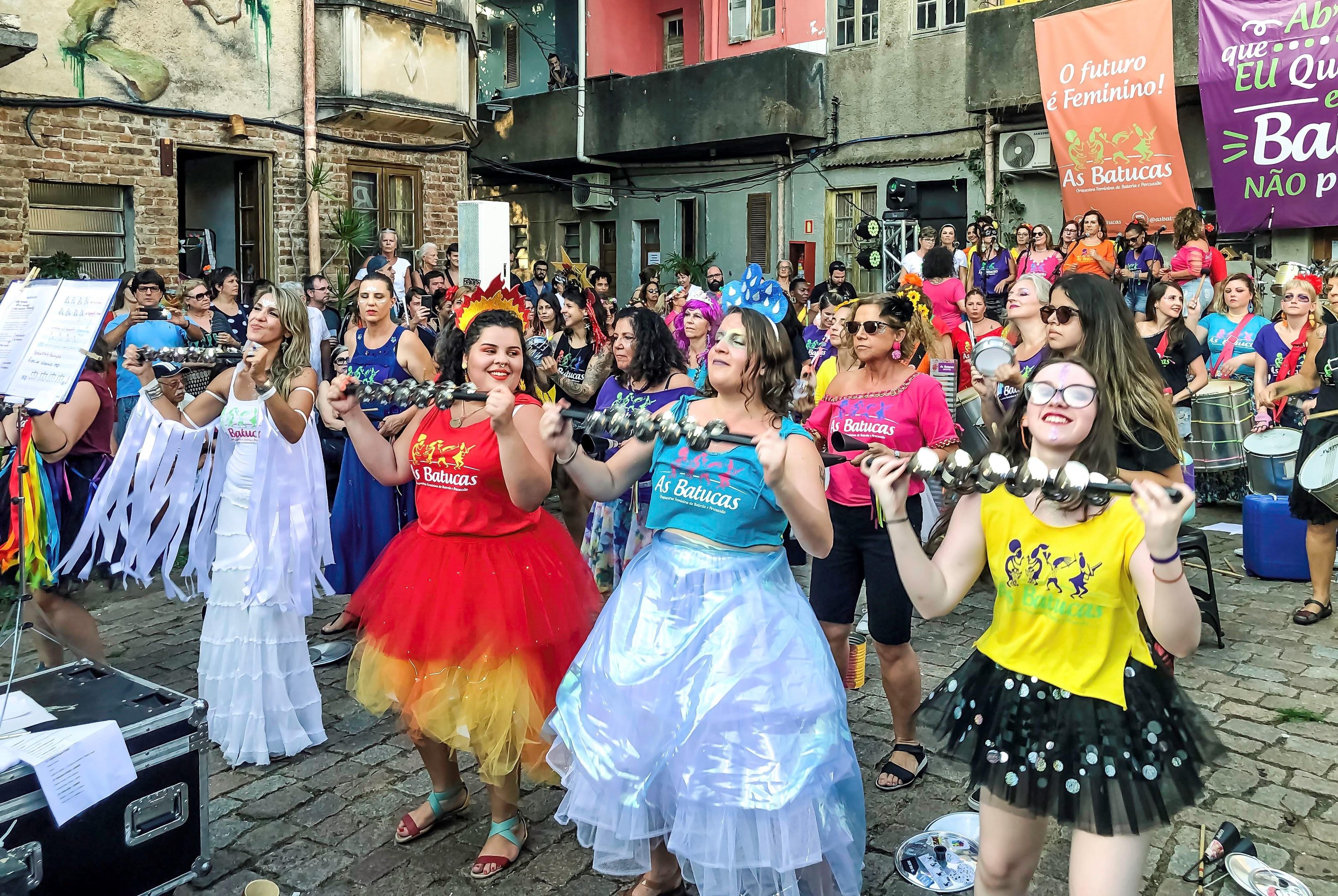 As Batucas: Orquestra Feminina de Bateria e Percuss&atilde;o, sob o comando de Biba Meira e Julia Pianta