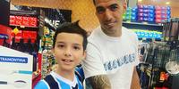 Suárez tirou foto com torcedor gremista em um supermercado nesta quarta-feira