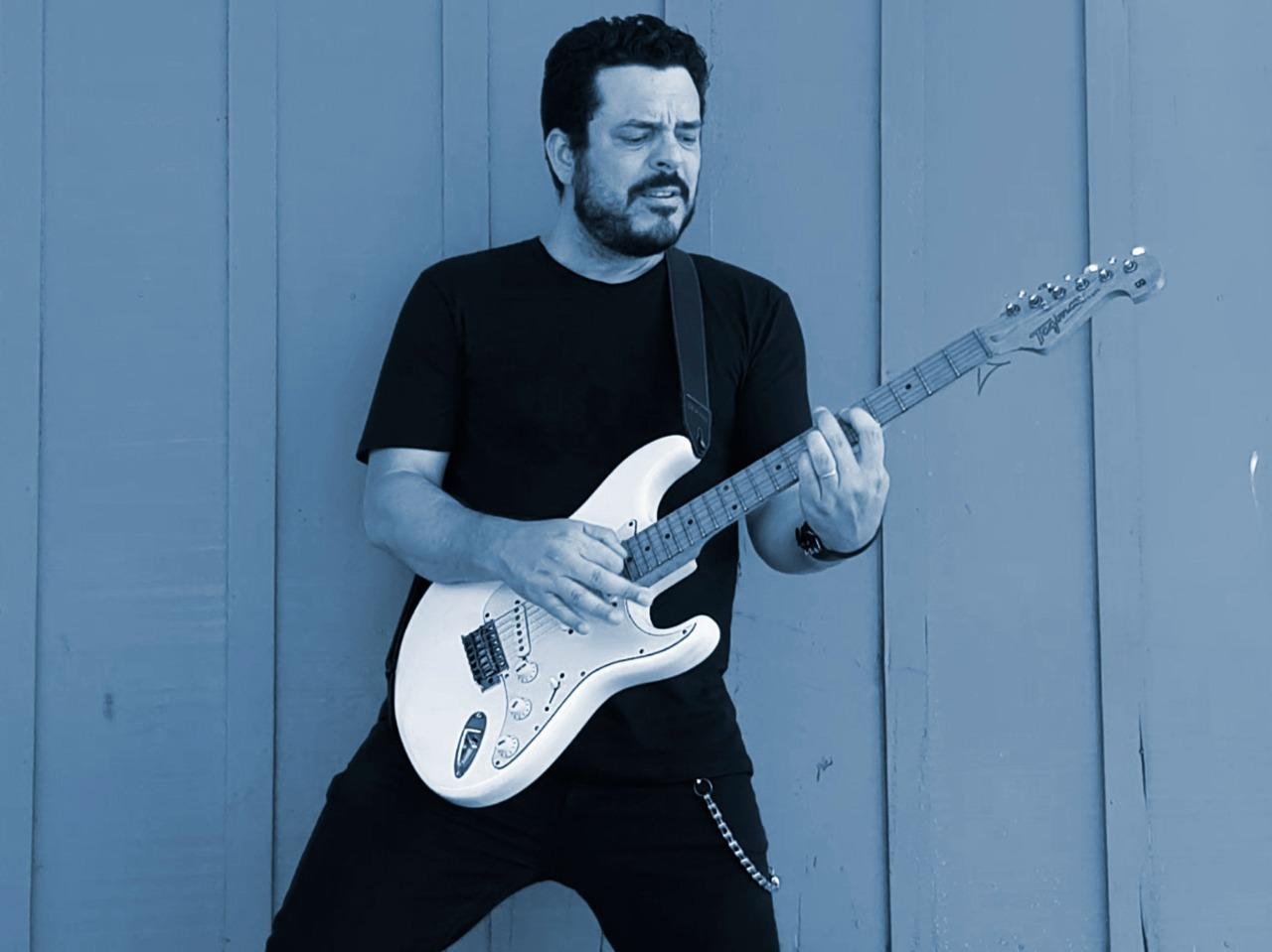 O single de Diogo Darkie apresenta uma pegada Rock e melodia marcante, flertando com o Pop
