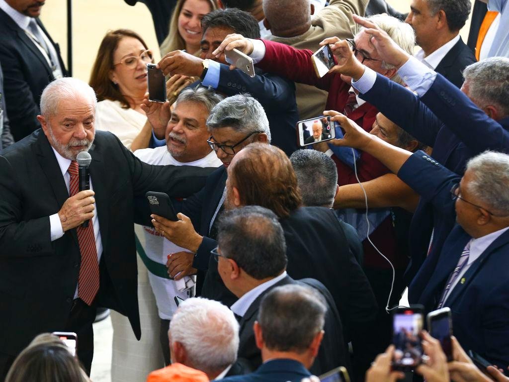 Em reuni&atilde;o com representantes de centrais sindicais, Lula falou sobre Imposto de Renda e atualiza&ccedil;&atilde;o do m&iacute;nimo