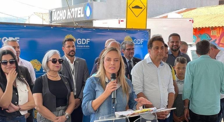 Celina Le&atilde;o inaugura a duplica&ccedil;&atilde;o da avenida no Riacho Fundo II