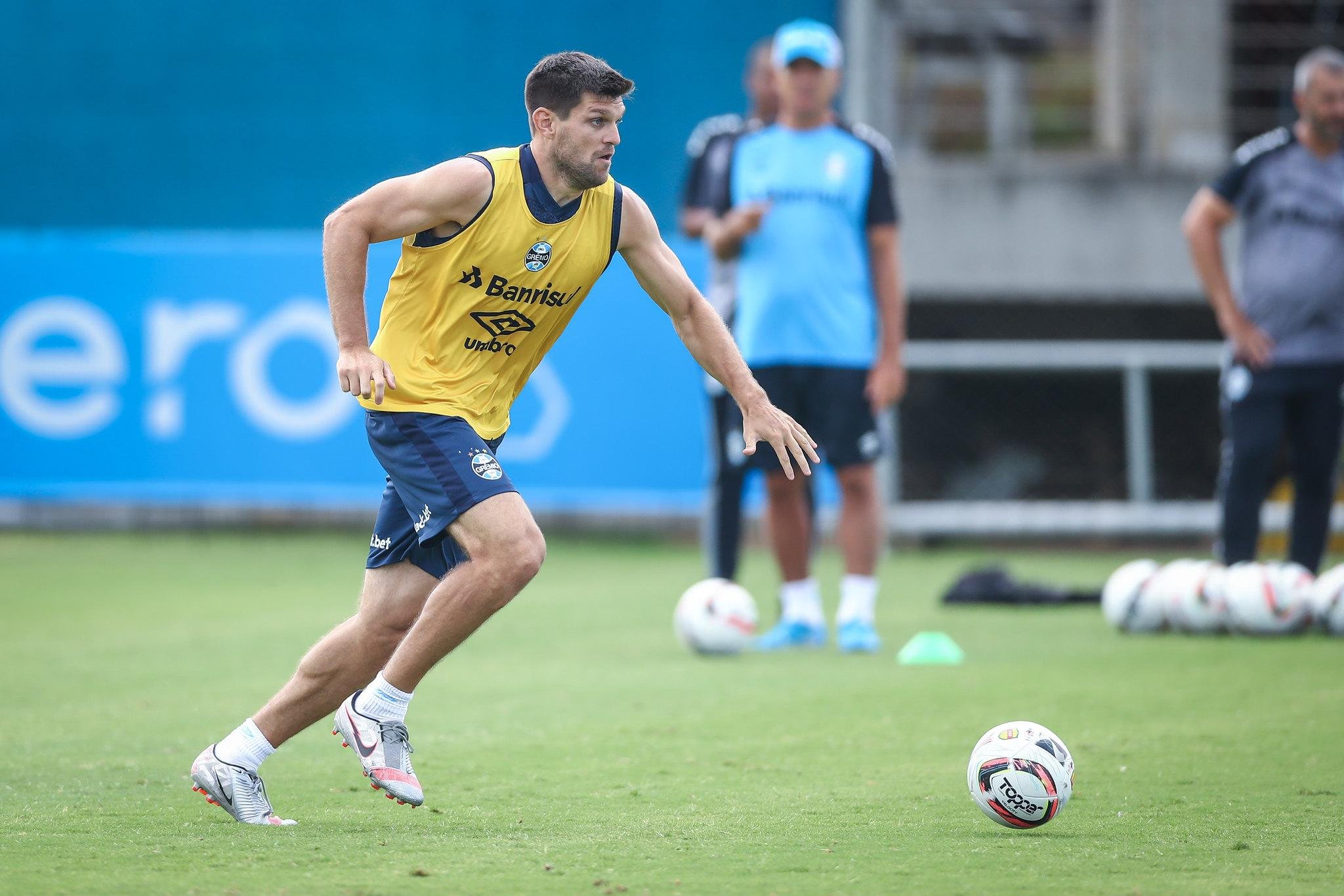 Kannemann em treino do Gr&ecirc;mio