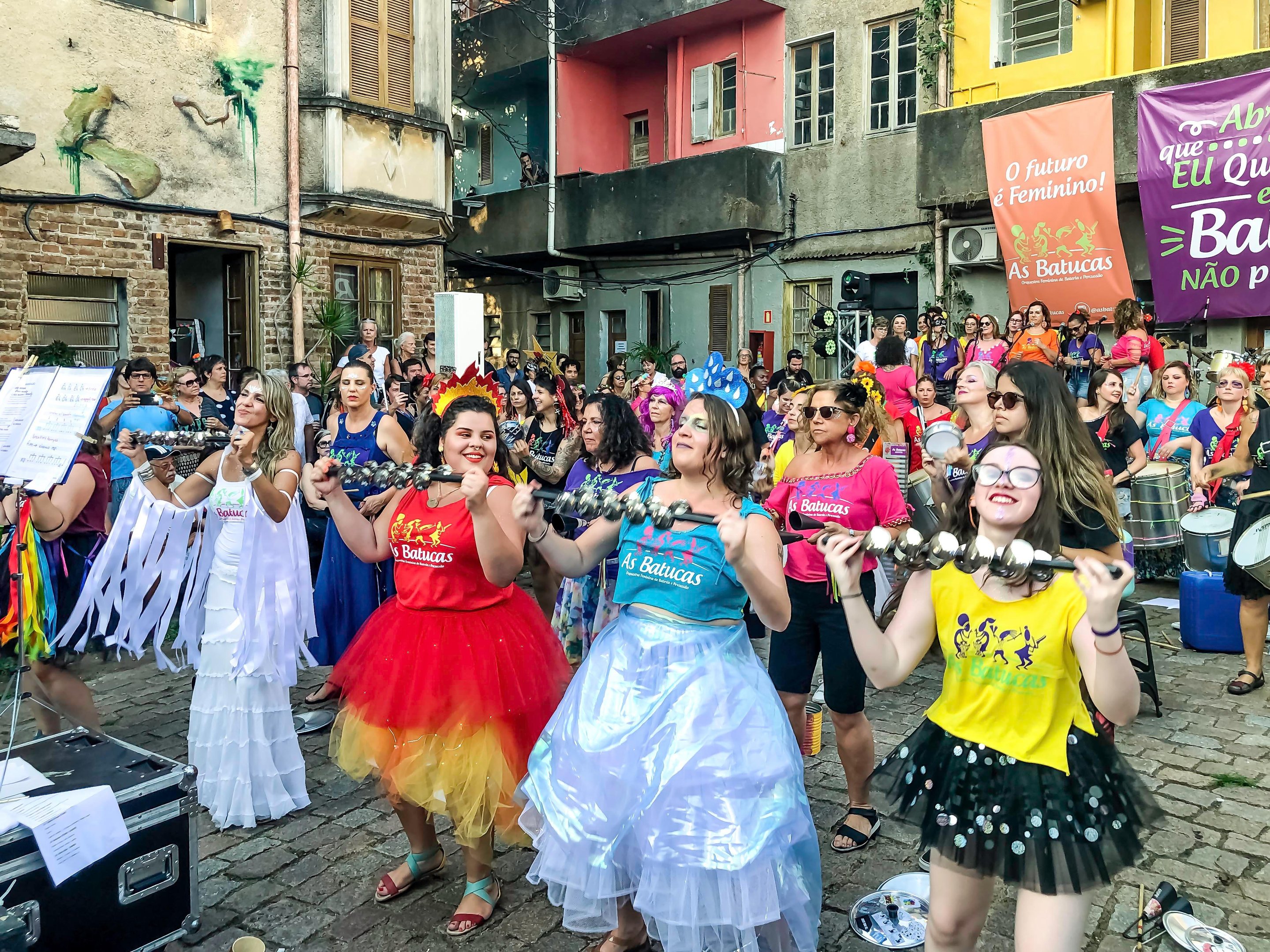 "As Batucas", criado em 2015, foi idealizado pela baterista Biba Meira, musicista de destaque na cena brasileira
