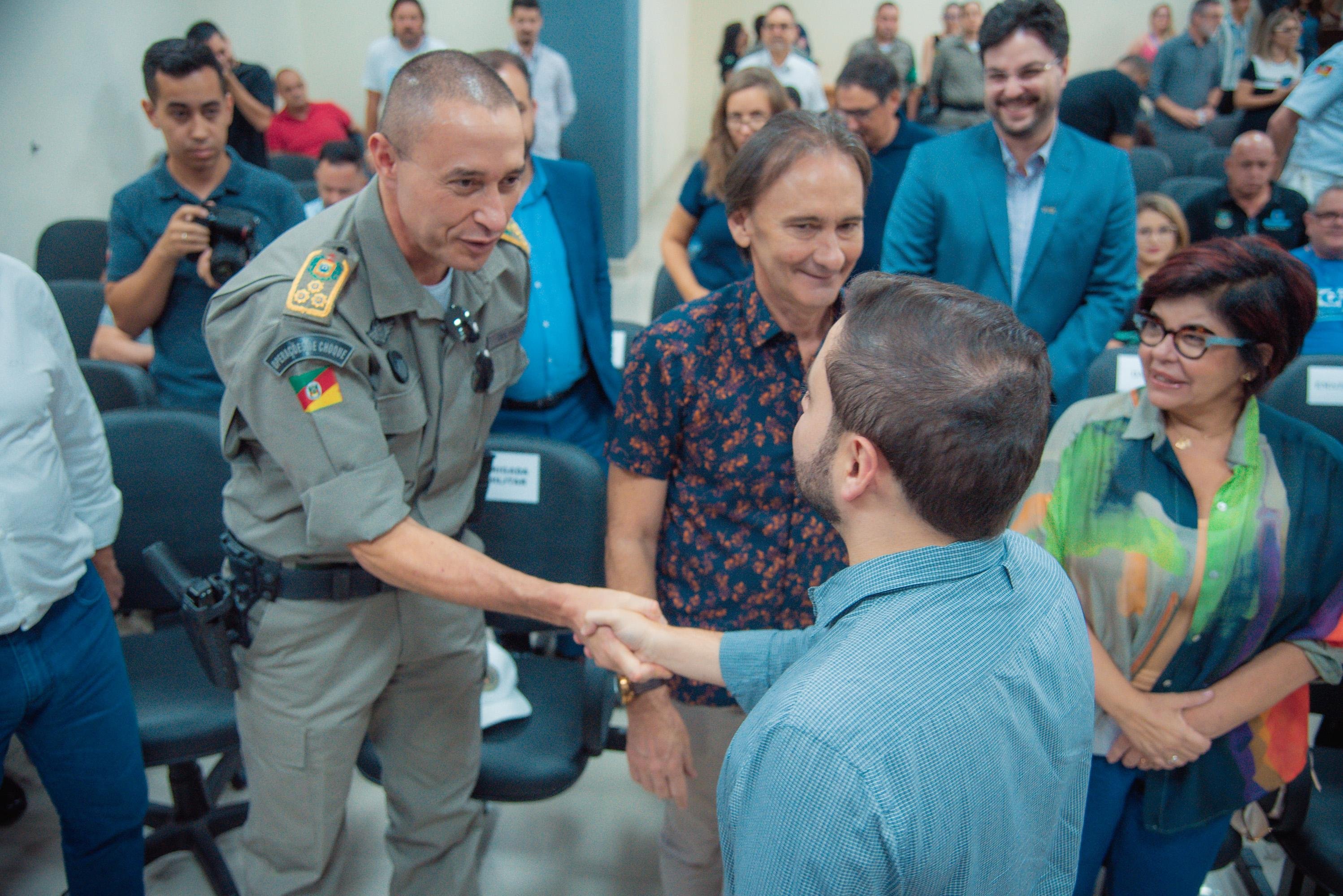 Comandante da BM, coronel Cl&aacute;udio dos Santos Feoli, junto com o governador em exerc&iacute;cio, Gabriel Souza