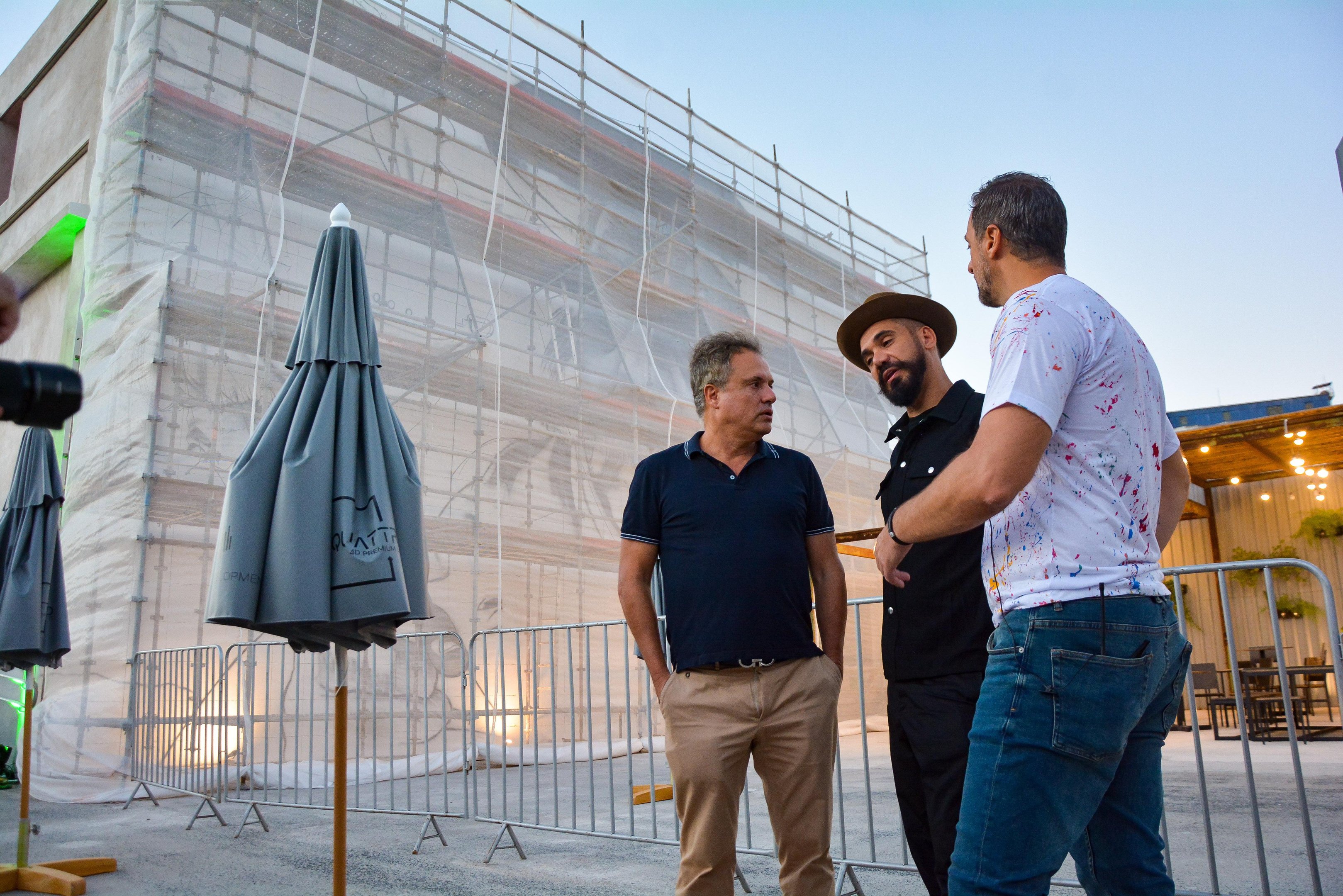 CEO da ABF, Alexandre Fonseca, o artista Eduardo Kobra e o gerente de Marketing da ABF, Alessander Bellaver