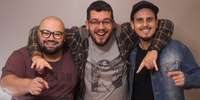O grupo é formado pelos comediantes Léo Oliveira, Matheus Breyer e Raphael Gomes