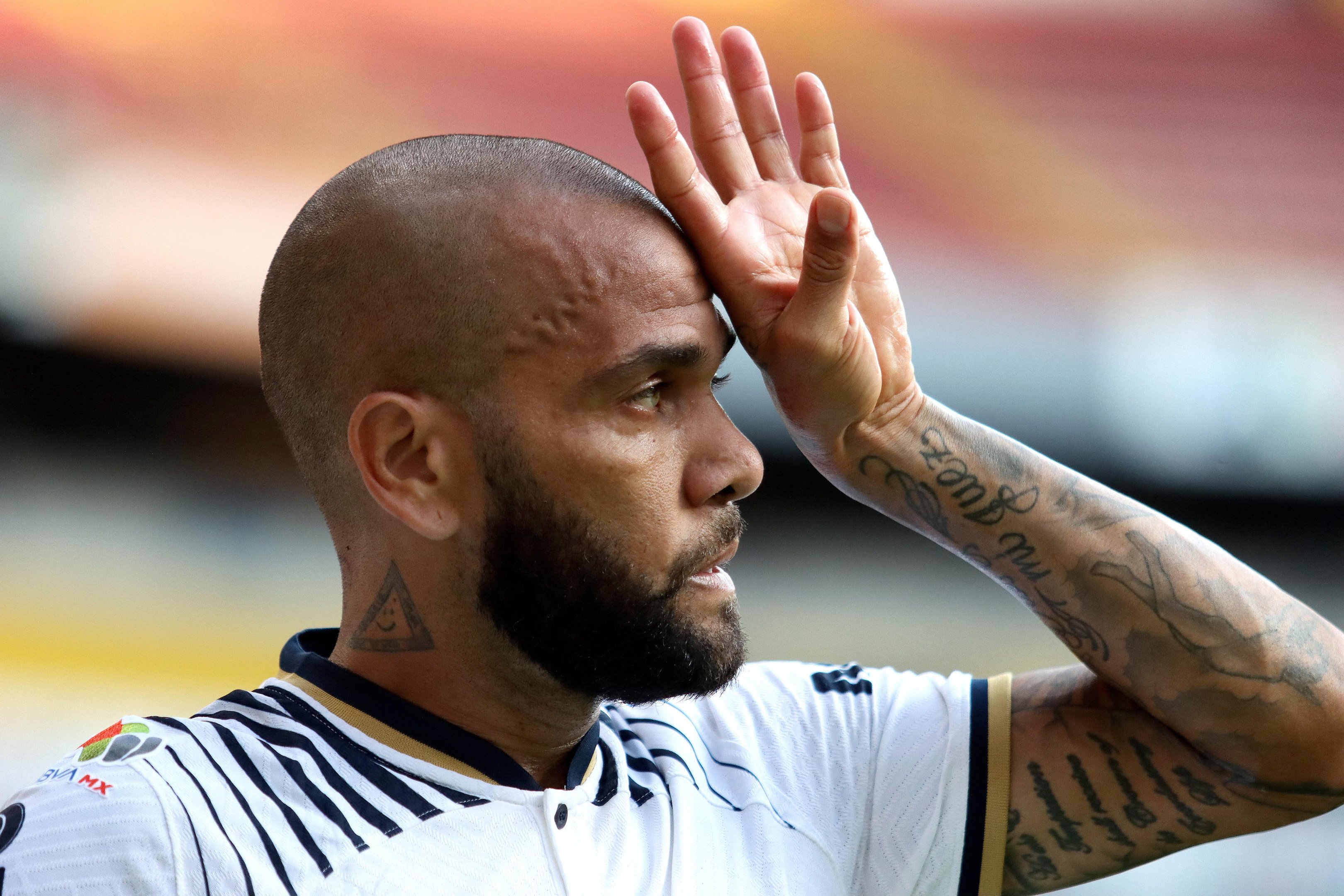 Daniel Alves est&aacute; preso na Espanha