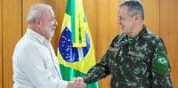 Presidente Luiz Inácio Lula da Silva cumprimenta o novo comandante do Exército, general Tomás Miguel Ribeiro Paiva