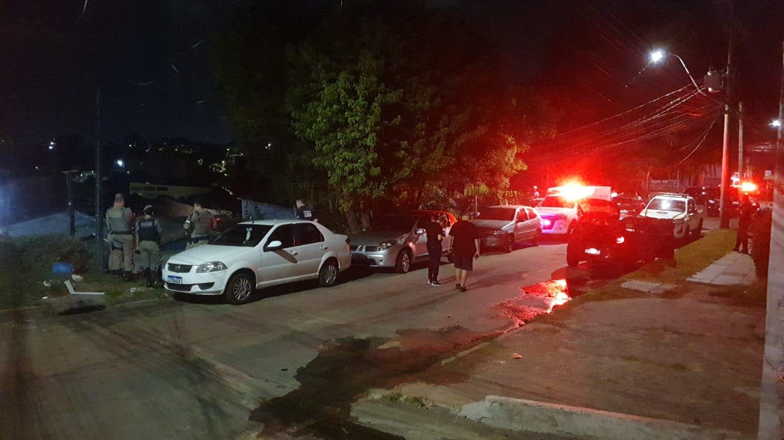 Homem foi executado com mais de 20 tiros na via