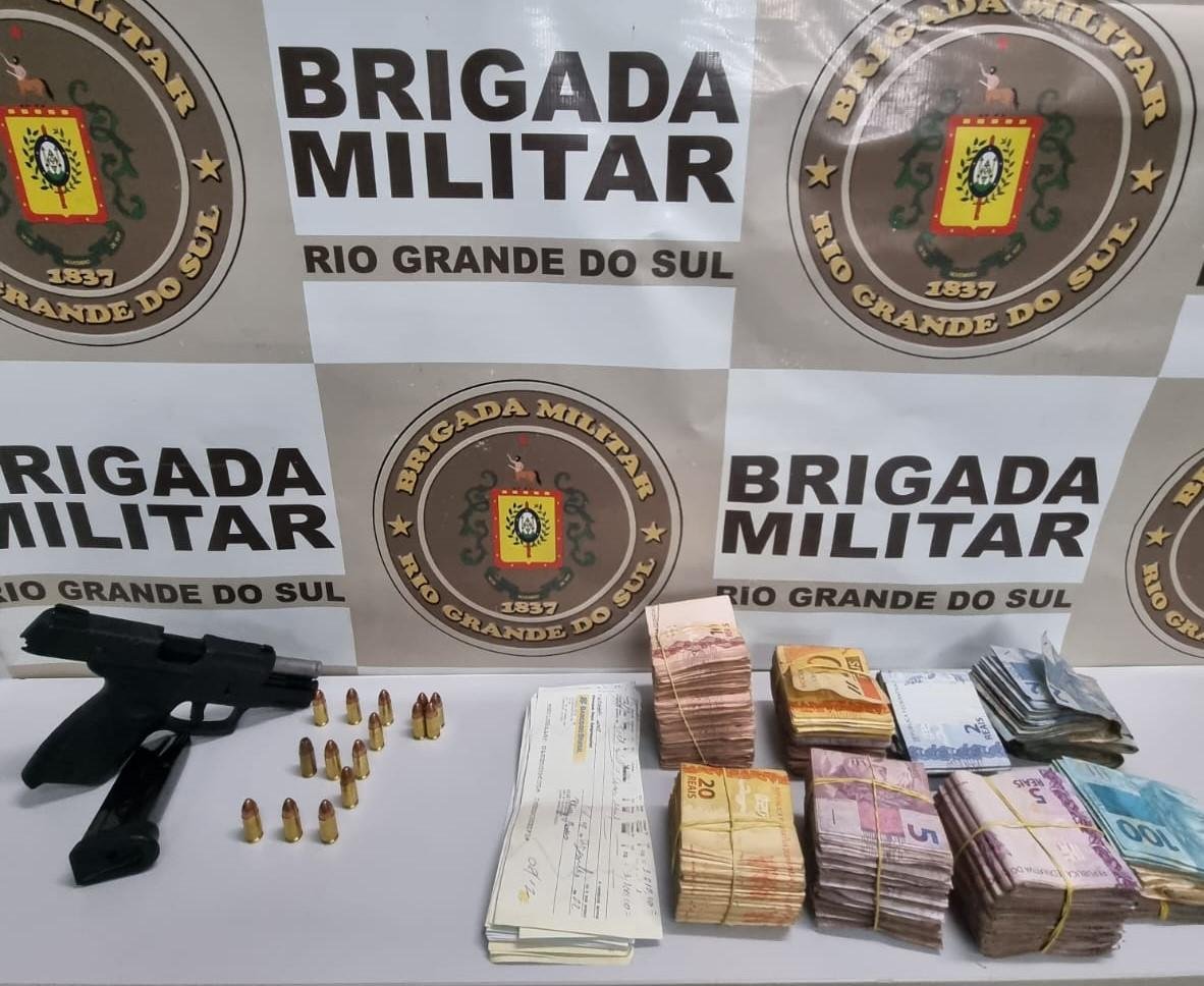 Al&eacute;m de apreender uma pistola, policiais encontraram dinheiro e cheques
