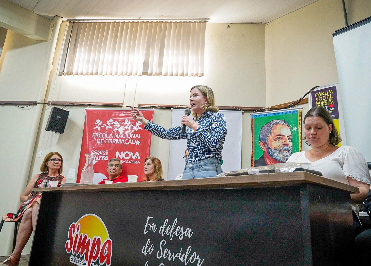Gleisi Hoffmann falou sobre import&acirc;ncia dos comit&ecirc;s de luta e do cen&aacute;rio pol&iacute;tico do novo governo.