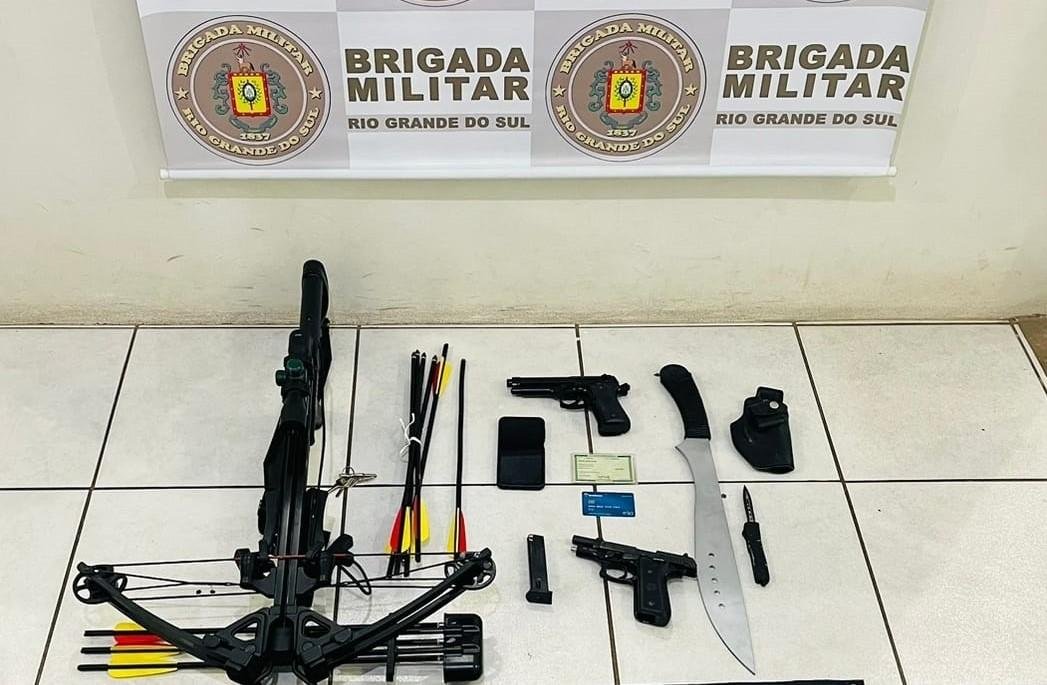 Besta, flecha, fac&atilde;o e simulacro foram apreendidos pela BM