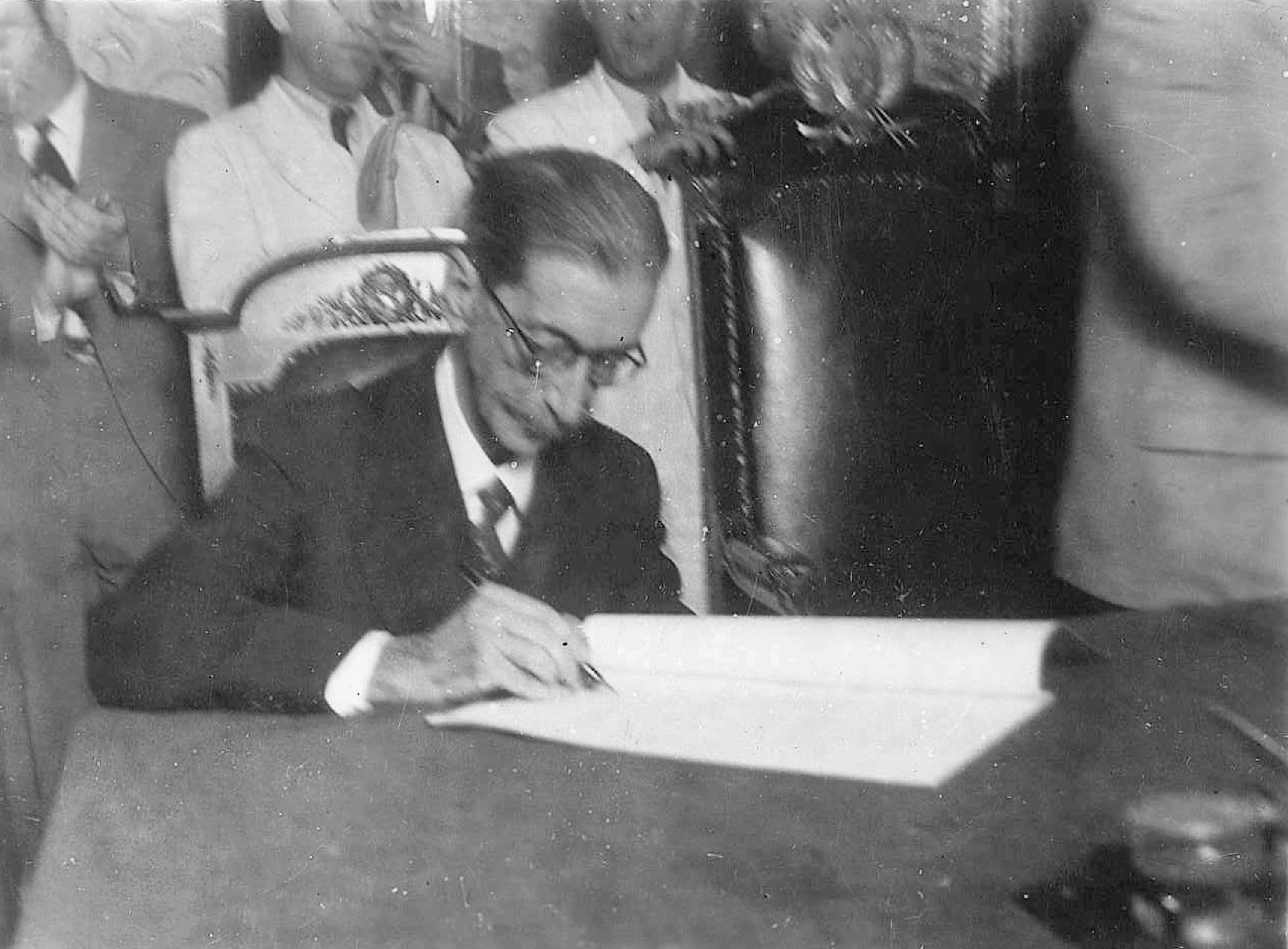Governador Borges de Medeiros, assinando a posse do seu 5&ordm; mandato.
