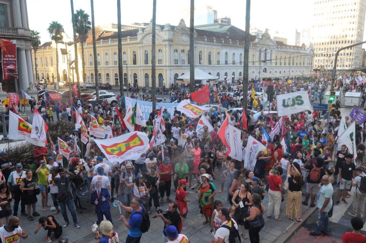 Marcha do F&oacute;rum Social Mundial 2023 de Porto Alegre  reuniu movimentos sociais e muitos apoiadores