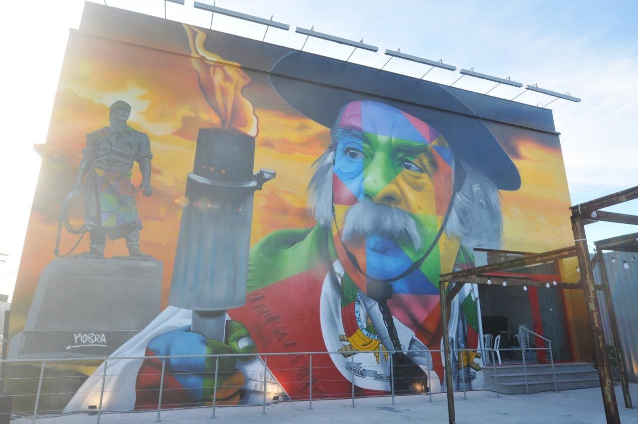 Mural "Estado de Paix&atilde;o", pintado por Eduardo Kobra, est&aacute; na parede do Galp&atilde;o 4D, em Porto Alegre
