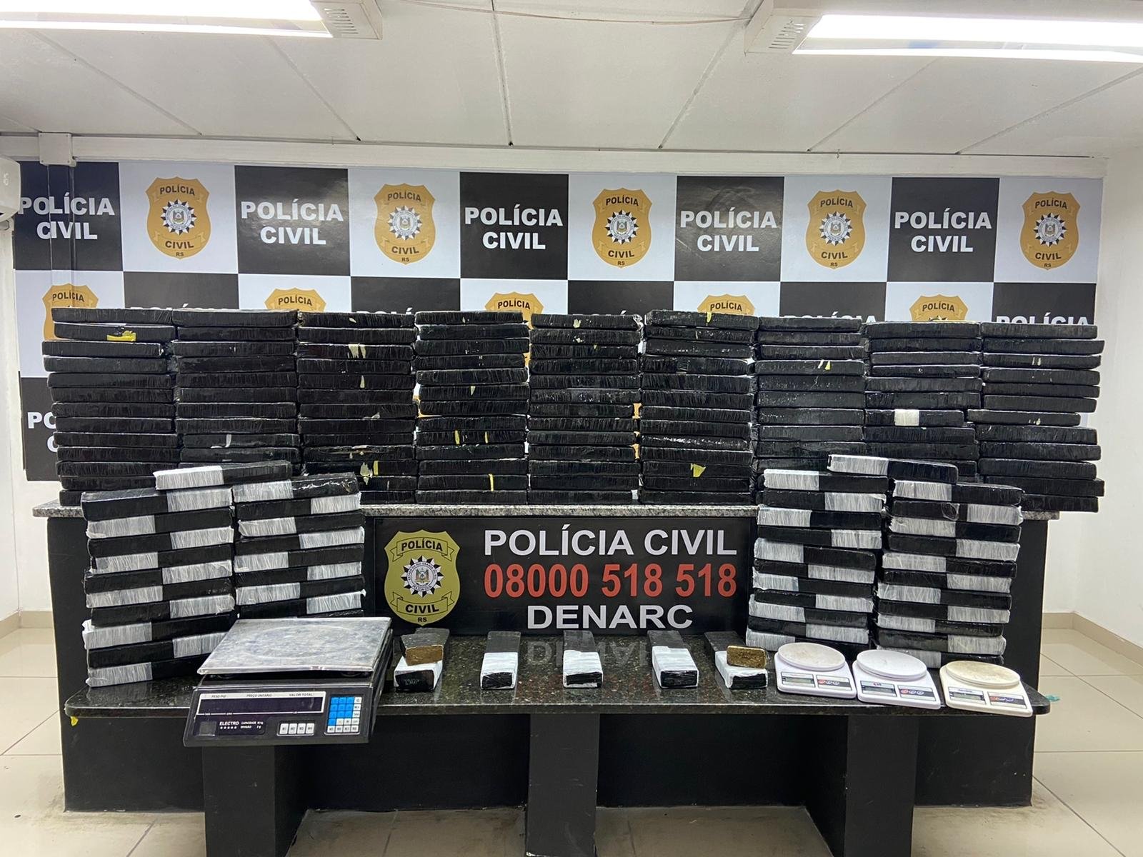 Droga e balan&ccedil;as estavam armazenadas em uma resid&ecirc;ncia