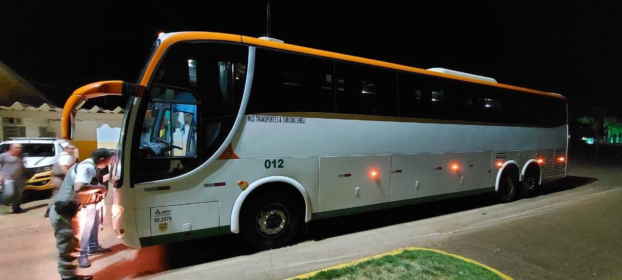 Criminosos efetuaram disparo com arma de fogo contra o &ocirc;nibus