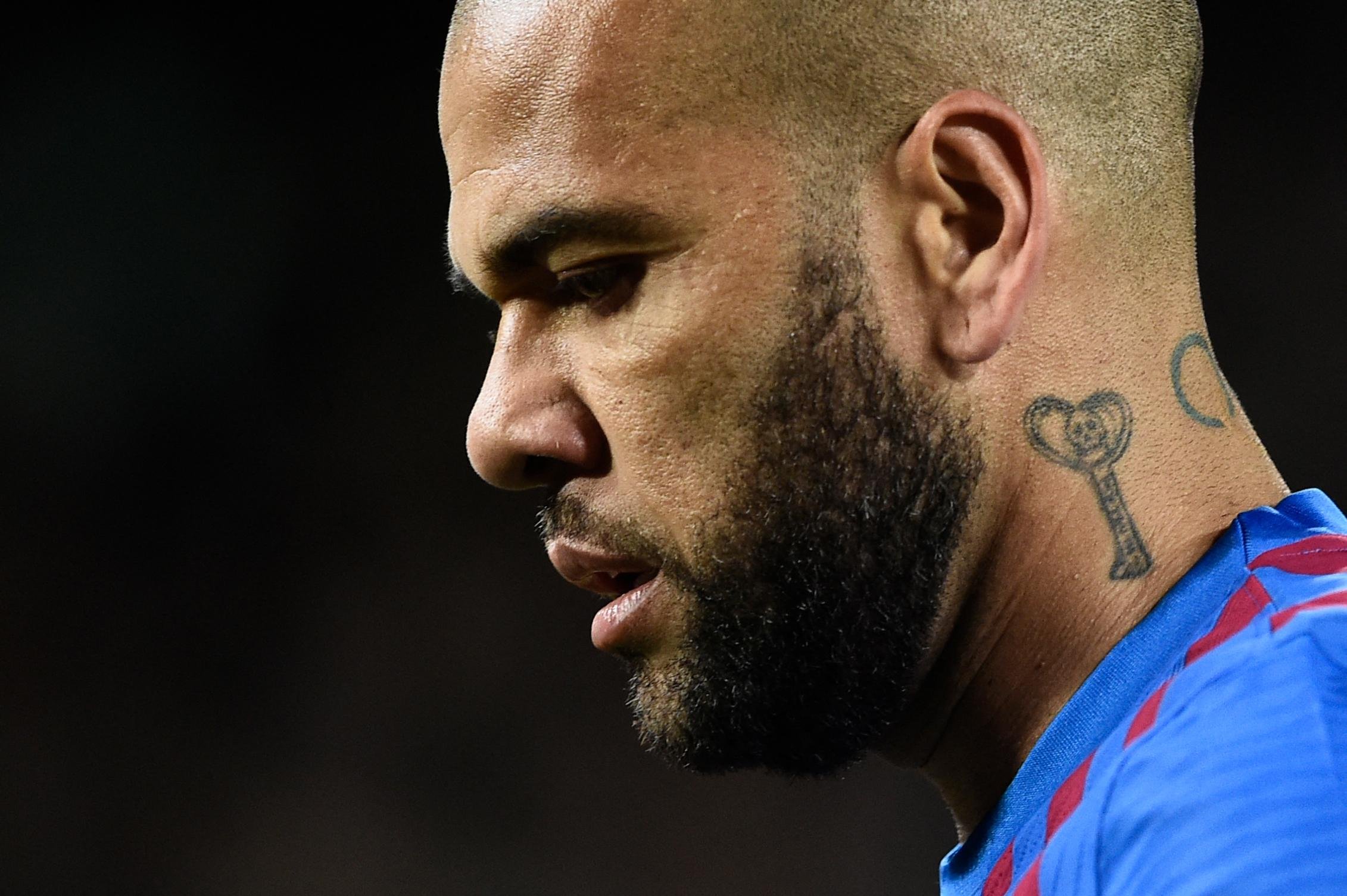 Daniel Alves &eacute; acusado de agress&atilde;o sexual contra uma mulher de 23 anos