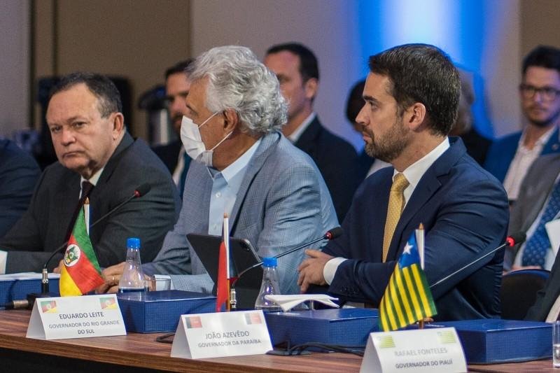 Eduardo Leite debateu com colegas pauta para esta sexta-feira