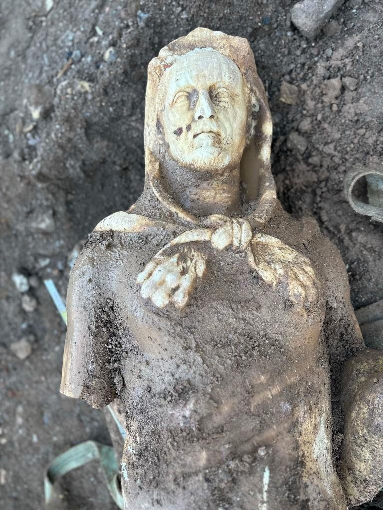 Est&aacute;tua romana de m&aacute;rmore em tamanho real em Roma, sua descoberta foi feita na colina do Parco Scott, parte integrante do parque Appia Antica em Roma