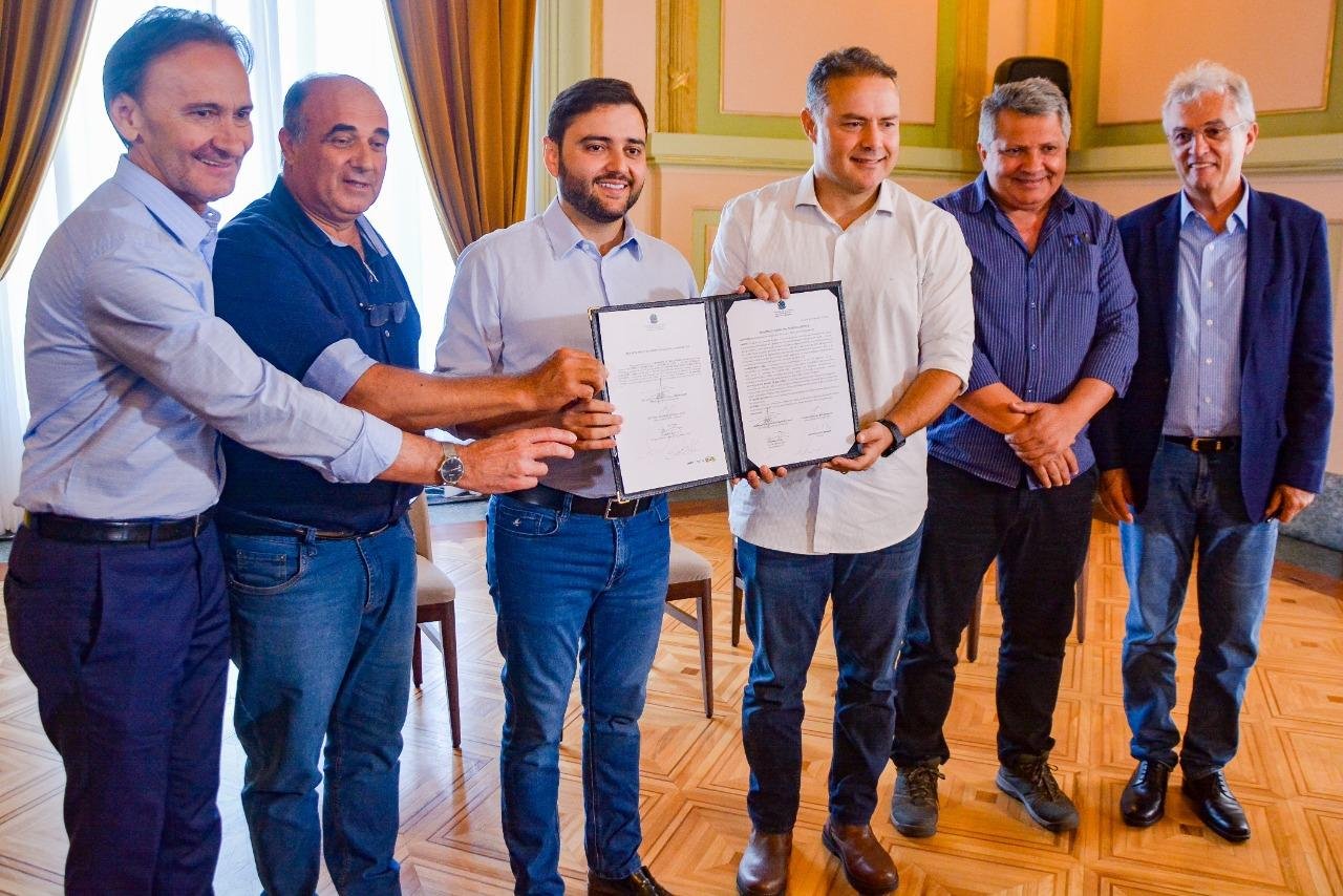 Autoridades assinaram documento que oficializa retorno da obra em S&atilde;o Louren&ccedil;o do Sul