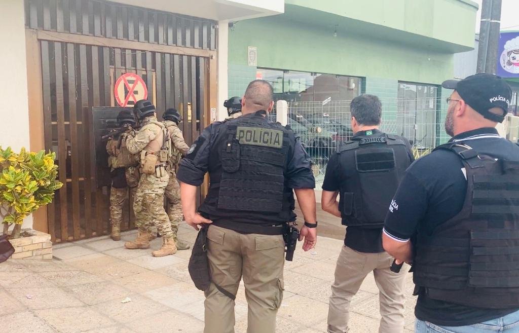 Policiais da Delegacia de Repress&atilde;o as A&ccedil;&otilde;es Criminosas Organizadas e Inqu&eacute;ritos Especiais (Draco) participaram da opera&ccedil;&atilde;o